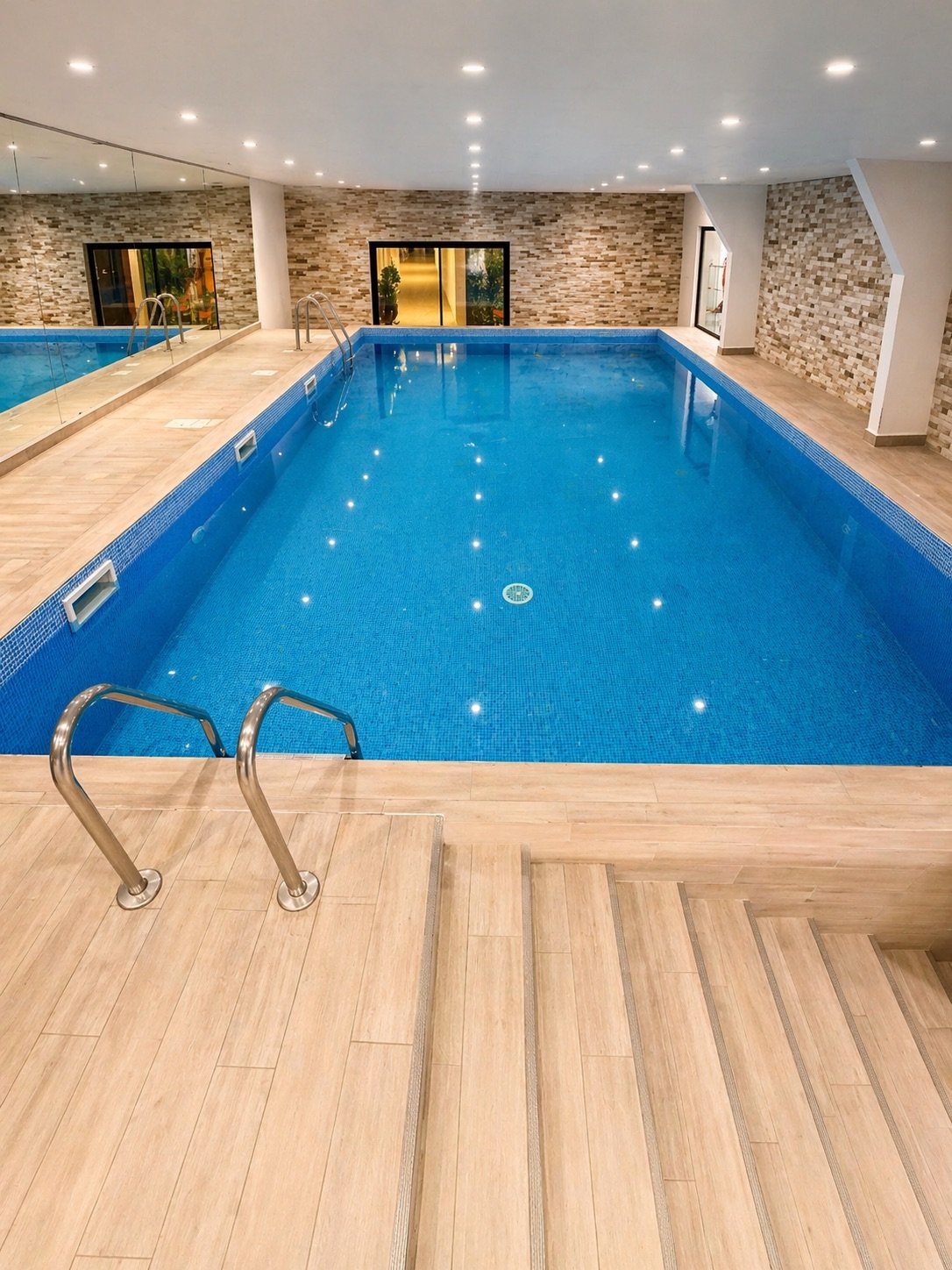 Piscine privée du centre Aquavélo Antibes — bassin de 50 m² chauffé